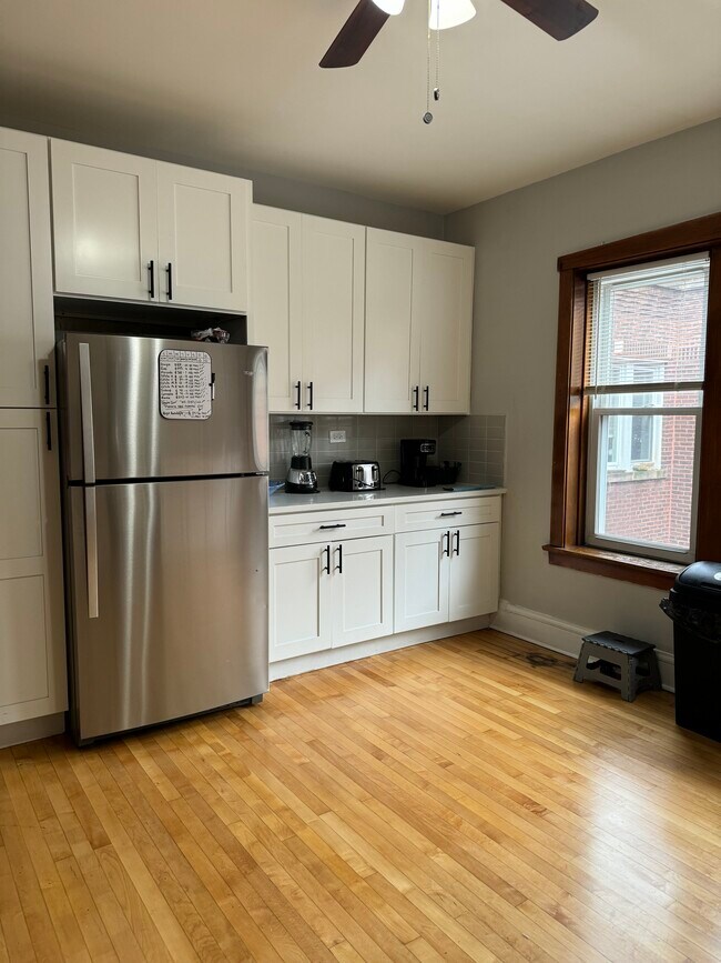 Foto del edificio - 4815 W Cornelia Ave