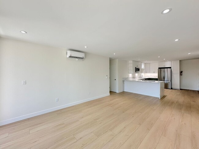 Building Photo - Beautiful 2BD/2BA Fully Remodeled w/ Reserved Parking & AC in Mission Beach!