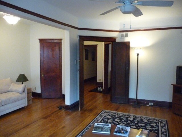Building Photo - 914 W Belle Plaine Ave