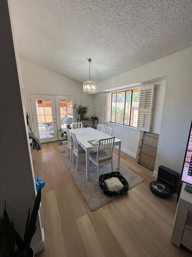 Building Photo - PERGOLA - COVERED PATIO - FENCED BACKYARD ...
