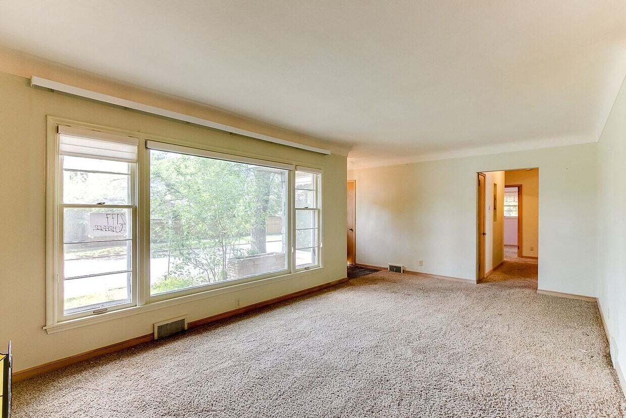 JUNE MOVE IN SAINT CATHERINES 6 BEDROOM House Rental in Saint Paul