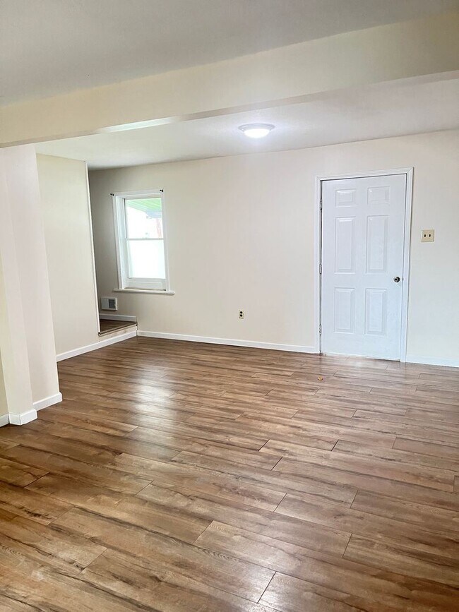 Building Photo - 3 br, 1 bath House - 209 Pleasant St