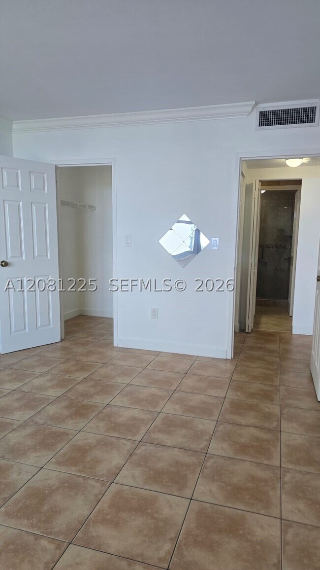 Building Photo - 2899 Collins Ave
