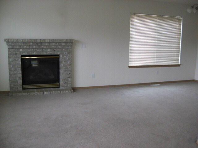 Building Photo - Spacious house in a nice, quiet neighborho...