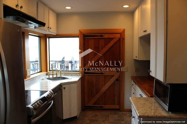 Building Photo - Waterfront Cottage with Views and beach ac...