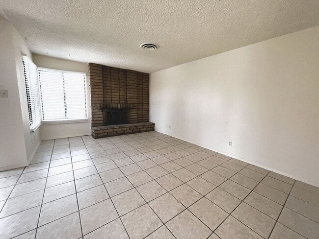 Building Photo - Spacious 3-bedroom home