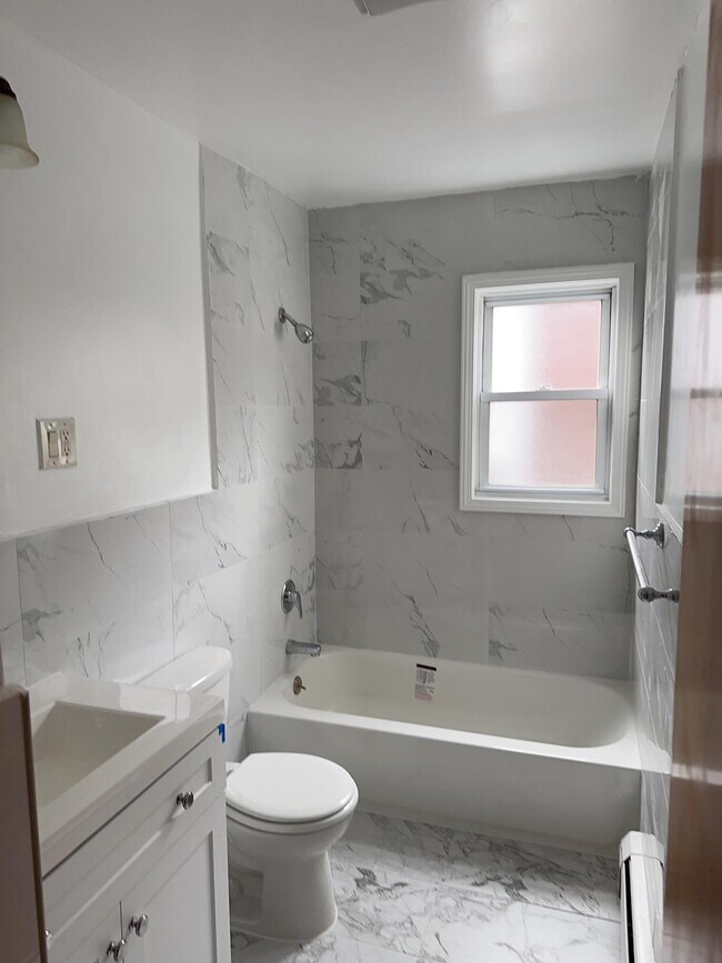 Building Photo - 20 W 41st St