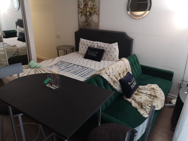 Building Photo - 334 Adelaide St W