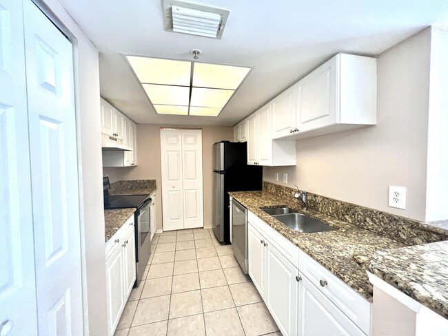 Building Photo - 400 Crestwood Ct N