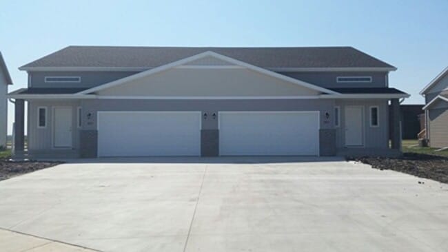 Building Photo - 3 Bed 2 Bath Twin Home