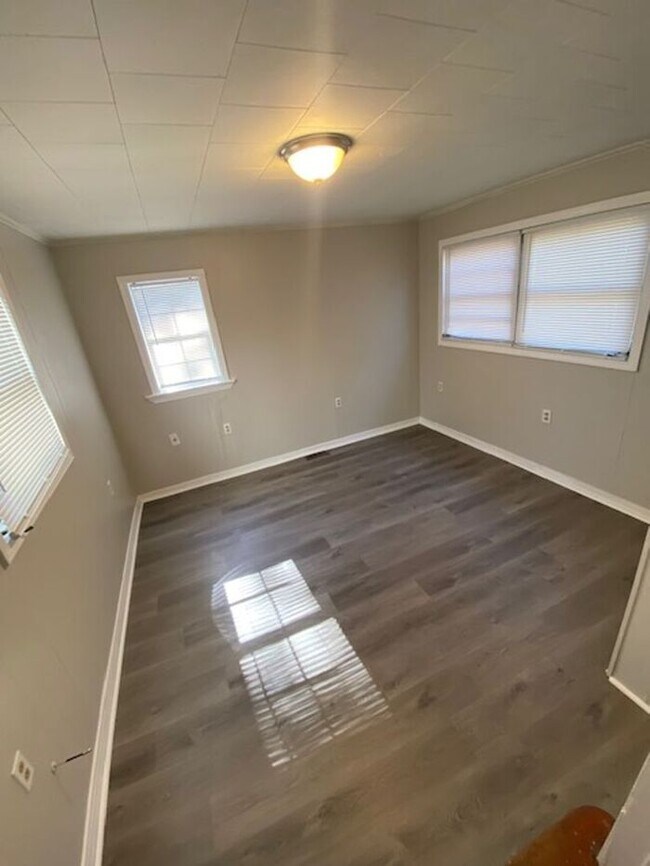 Building Photo - 3 Bedroom 1 Bath Off Edwards Rd