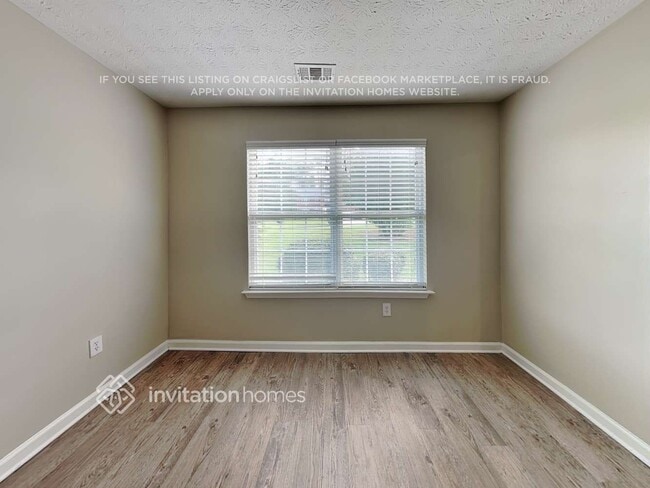 Building Photo - 320 Birchmere Close SW