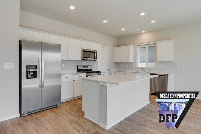 Building Photo - Gorgeous new construction 6 month lease av...