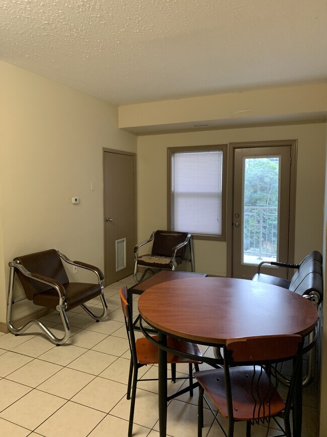 Photo du bâtiment - 606-606 Lester St