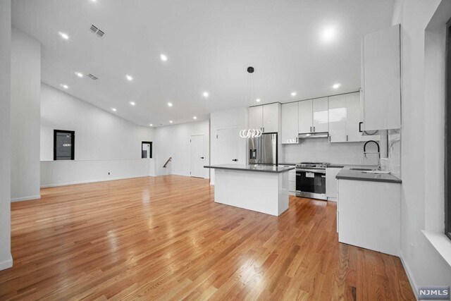 Building Photo - 576 Art Ln