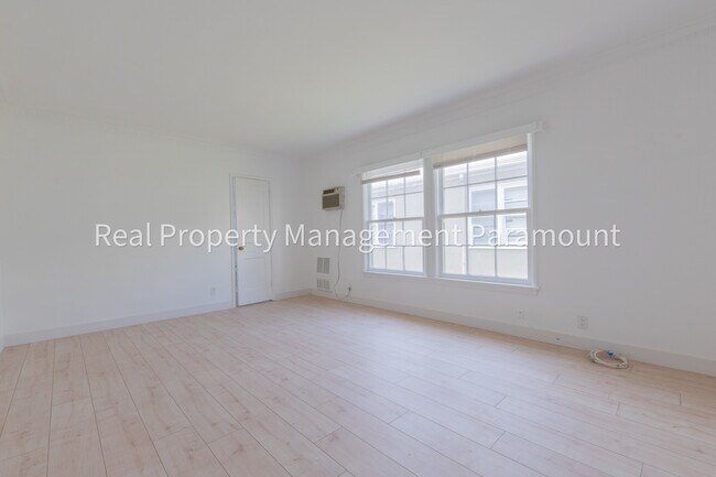 Building Photo - 342 N Oakhurst Dr