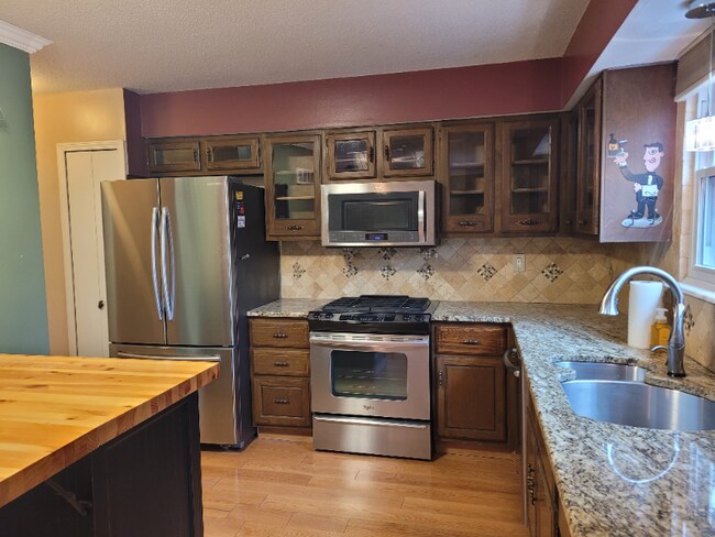 Building Photo - 3524 NE 72nd Terrace