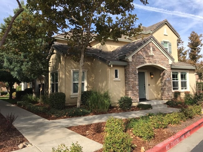 Foto del edificio - Beautiful Home in a gated community