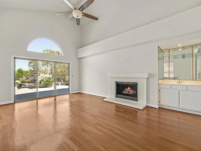 Foto del edificio - 4260 Canyon Crest Rd W