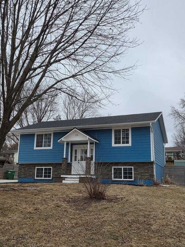 Building Photo - 215 Knoll Dr