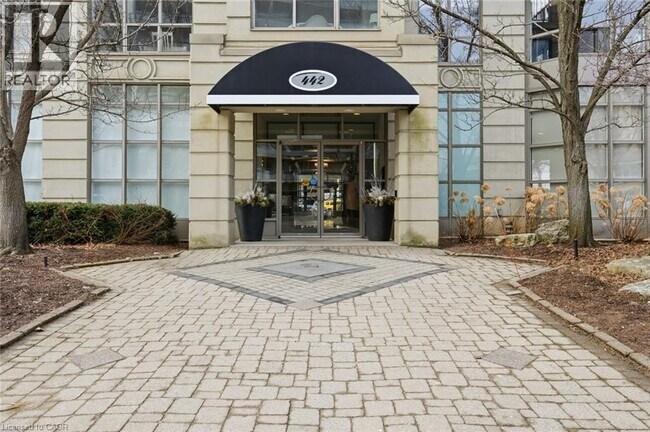 Photo du bâtiment - 442 Maple Ave