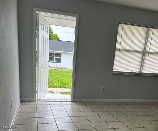 Foto del edificio - 953 NE Pine Island Ln