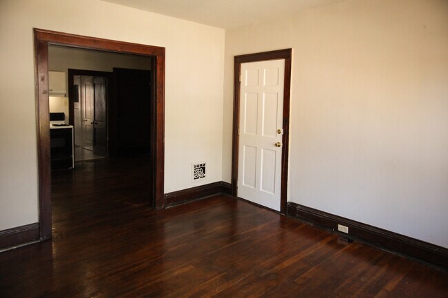 Entrance to apartment - 5204 Quincy St