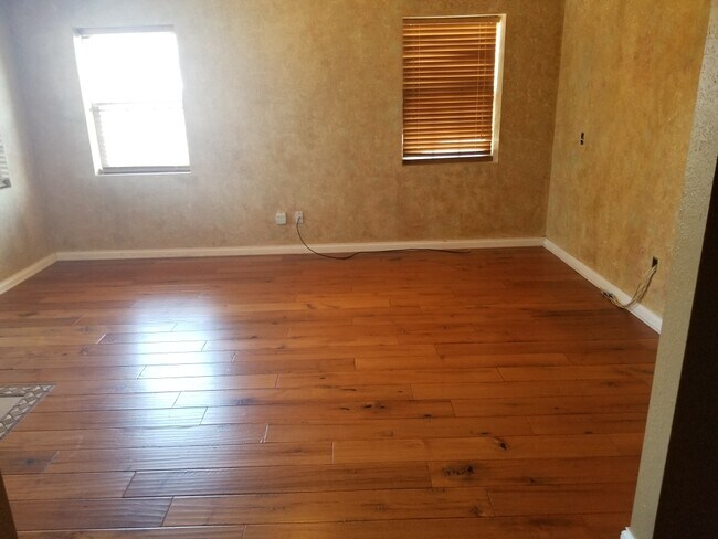 Living room - 4929 Brainerd Rd