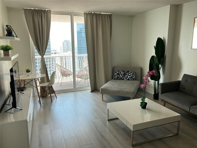 Building Photo - 1200 Brickell Bay Dr