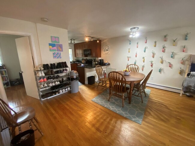 Building Photo - Huge 4 bed 2 bath unit near Northeastern for the upcoming school year with a move in special!