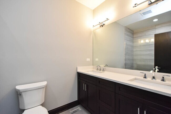 Building Photo - 4324 N Ashland Ave