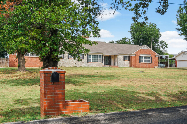 Building Photo - 3317 E Maxwell Dr