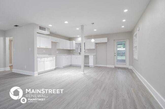 Building Photo - 5963 Bamboo Dr