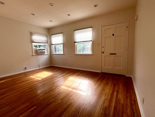 Sala de estar - 2938 Rowena Ave