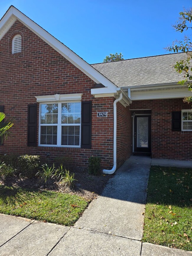 Merestone -Single Story Townhome, Near by Shopping & Halyburton Park, Lawn & Trash Included - Merestone -Single Story Townhome,  Near by Shopping &  Halyburton Park, Lawn & Trash Included