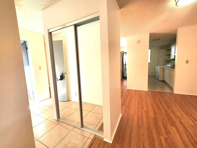 Foto del edificio - Chateau Newtown Townhome - Ground Floor Unit