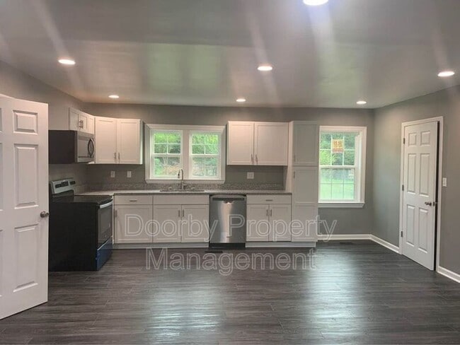 Building Photo - 2408 Cres Club Dr