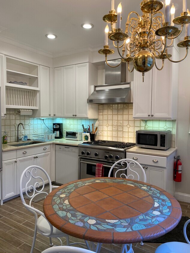 Kitchen with all the amenities - 346 Bushkill St