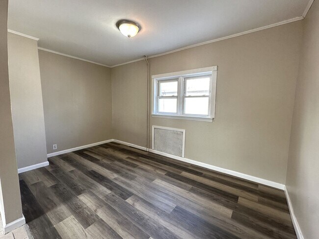 Building Photo - 618 Carlock Ave