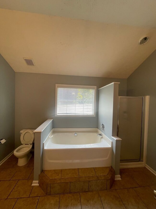 Building Photo - House in Auburn with fenced back yard!