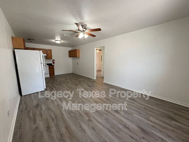 Building Photo - 404 N Anglin St