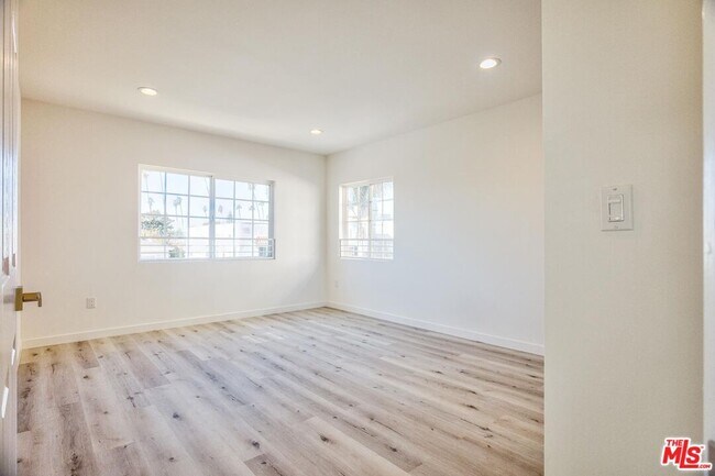 Building Photo - 158 N Edgemont St