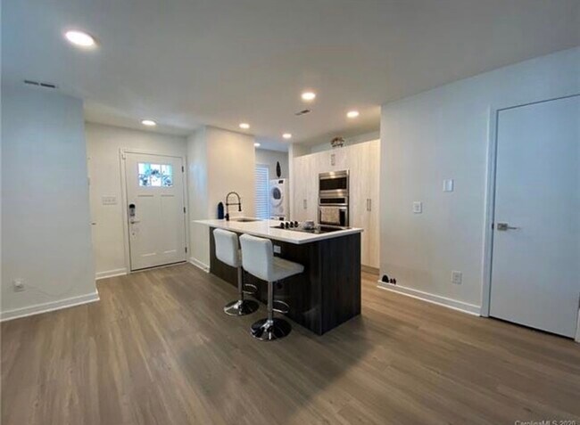 Foto del edificio - 1537 Briar Creek Rd