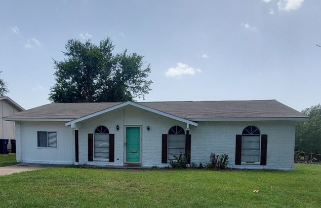 Building Photo - 4001 Salem Dr