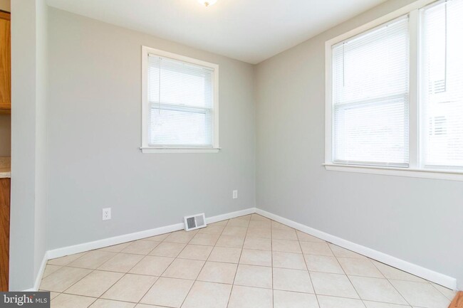 Building Photo - 612 Green Ln