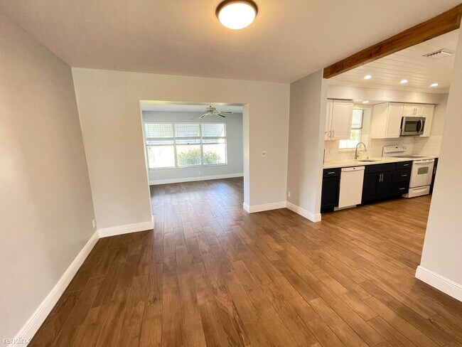 Foto del edificio - 4 br, 2 bath House - 4311 NW 2nd Ave