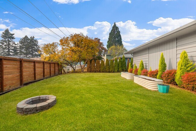 Foto del edificio - Central Everett Peaceful Corner Lot - 3 Be...