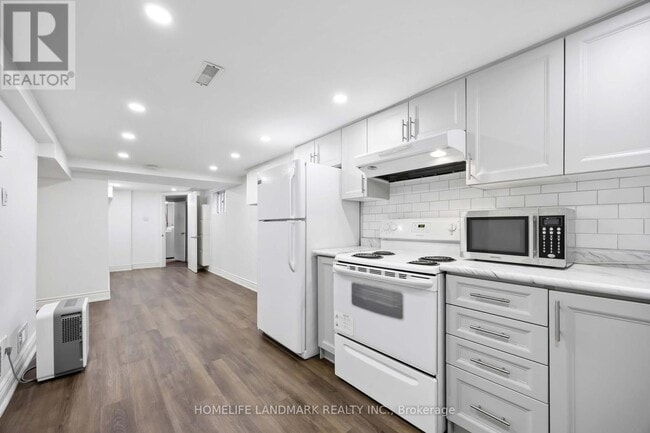 Building Photo - 160 Humewood Dr