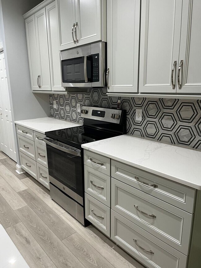 Building Photo - Like new Townhome