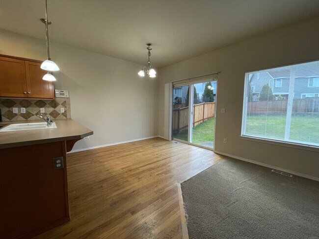 Foto del edificio - 4 Bedroom Home in Lipoma Firs Puyallup!!